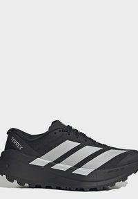 Черни маратонки Adidas Terrex за бягане по пътеки с бяло лого с три ивици и здрава подметка за използване на открито.