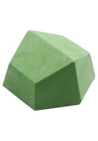 Zielone geometryczne mydło o matowym wykończeniu, z wielościennym wzorem i gładką fakturą. Kształt przypomina strukturę krystaliczną.