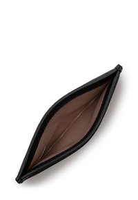 Zwarte nepleer clutch met een gladde, glanzende buitenkant en een zachte beige stoffen binnenkant. Ontworpen in een smalle ovale vorm.