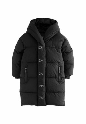 Manteau en doudoune noire avec capuche, design matelassé, et le mot "BAKER" en gris sur le devant. Comprend des poches latérales zippées.