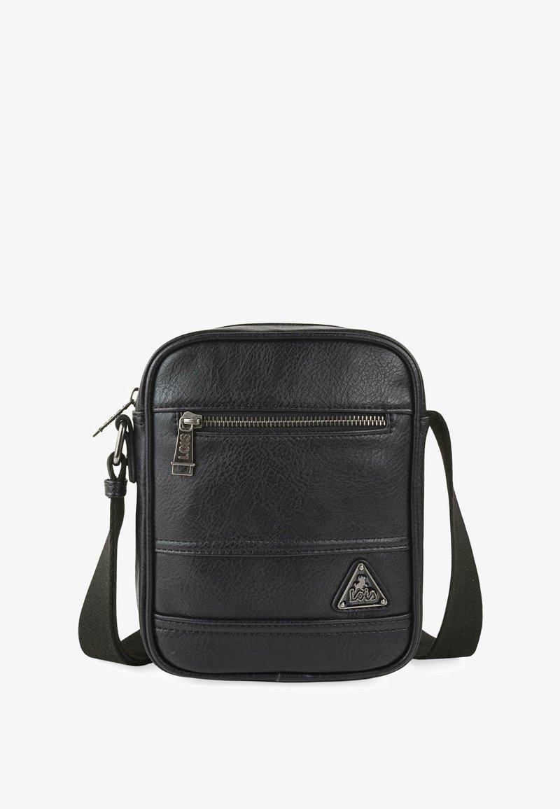 Bolso cruzado negro hecho de cuero sintético texturizado, con un bolsillo frontal con cremallera, correa ajustable y un acento de logo triangular.