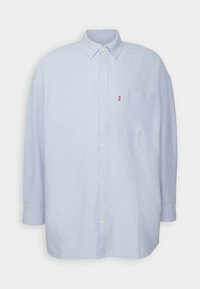 Vaaleansininen pitkähihaine nappikauluspaita, jossa on etutasku ja napitettava kaulus, esiteltynä yksinkertaisella valkoisella taustalla.