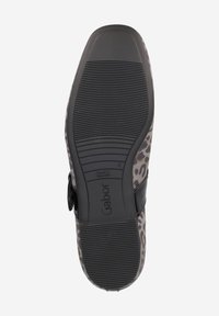 Zwarte en dierenprint platte schoen met een zool met getextureerde groeven, voorzien van een ronde neus en een lage hak. "Gabor" branding zichtbaar.