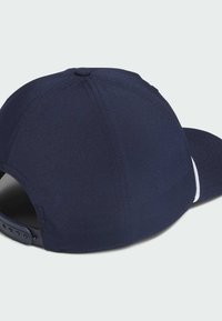 Casquette de baseball bleu marine avec une finition en tissu lisse, dotée d'une visière incurvée et d'une sangle réglable à l'arrière, avec des détails de couture blanche.