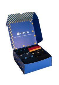 Diverse kleurrijke sokken in een blauwe doos met gele stippen. Bevat patronen zoals stippen, strepen en grafische afbeeldingen op zwarte en donkerblauwe stof.