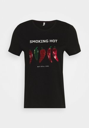 Camicia nera a maniche corte con la scritta "SMOKING HOT" e "BUT STILL COOL," decorata con cinque peperoncini sequined rossi e verdi.