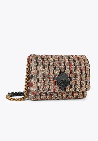 Borsa a tracolla in tweed con un motivo multicolore testurizzato, tracolla in catena dorata e una chiusura decorativa nera. Design compatto e rettangolare.