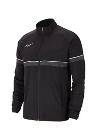Chaqueta negra de Nike con alto cuello, cierre frontal, dos bolsillos laterales y una franja reflectante en el pecho. Material suave y ligero.