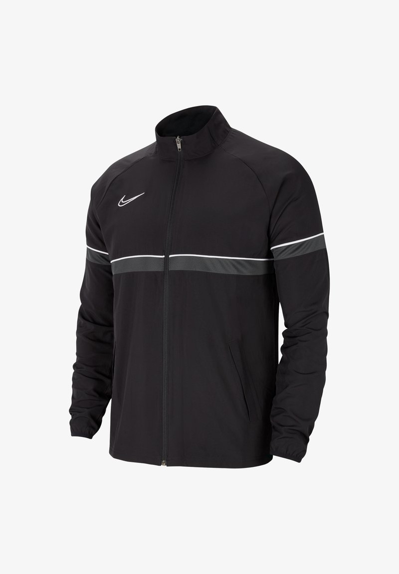Chaqueta negra de Nike con alto cuello, cierre frontal, dos bolsillos laterales y una franja reflectante en el pecho. Material suave y ligero.