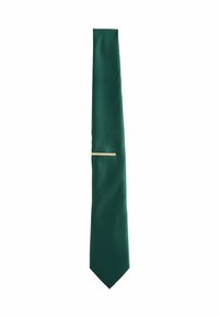 Cravat verde cu textură, de lățime îngustă, având un accent elegant de aur aproape de mijloc. Materialul are un finisaj subtil, cu un model.