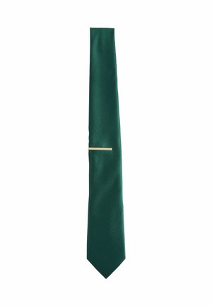 Cravate verte texturée à largeur étroite, avec un élégant accent doré près du milieu. Le tissu a une finition à motif subtile.