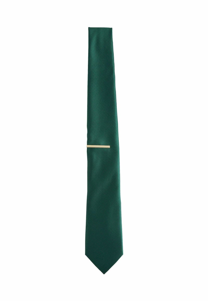 Cravatta verde a trama con una larghezza ridotta, caratterizzata da un elegante accento dorato vicino al centro. Il tessuto presenta una finitura a motivi sottile.