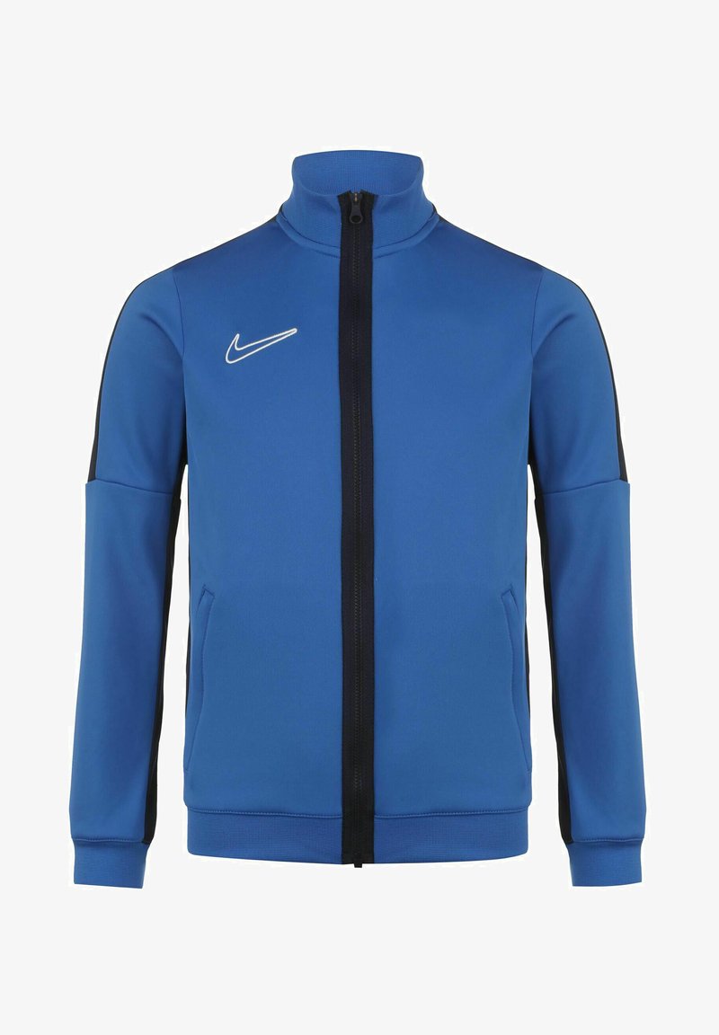Nike blauwe zip-up jas met een hoge kraag, zwarte zijstrepen en een wit logo op de borst. Beschikt over twee zijzakken en geribbelde manchetten.