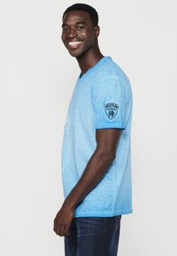 Koroshi SHORT SLEEVE  - Triko s potiskem - azul   blue