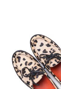 Leopardenmuster Slipper mit schwarzen Schnürsenkeln, die eine glatte Textur und kontrastierende orangefarbene Innensohlen aufweisen. Schwarze Gummisohlen und Nähdetails.