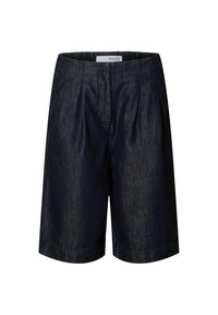 Shorts en denim foncé avec un design plissé, coupe à hauteur des genoux, et une texture lisse. Détails cousus le long de l'ourlet et de la taille.