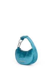 Borsa a mano in velluto turchese con forma curvata, accessori in argento e tracolla imbottita. Presenta una chiusura con zip e dettaglio del logo nella parte anteriore.