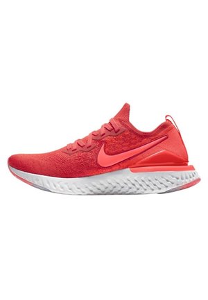 Rød strikket løbesko med koralfarvet Nike-swoosh, hvid tekstureret sål, snørelukning og hælrem, sidevisning på hvid baggrund.