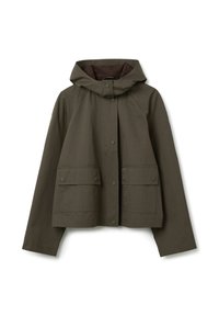 Giacca corta verde oliva con cappuccio, chiusura a bottoni automatici e due tasche frontali con pattina, esposta su uno sfondo bianco.