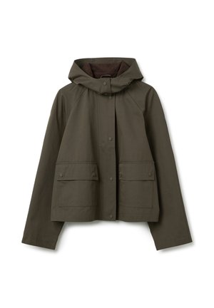 Korte olijfgroene hoodie-jack met drukknoopsluiting en twee voorzakken met klep, weergegeven op een witte achtergrond.
