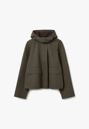 Giacca corta verde oliva con cappuccio, chiusura a bottoni automatici e due tasche frontali con pattina, esposta su uno sfondo bianco.