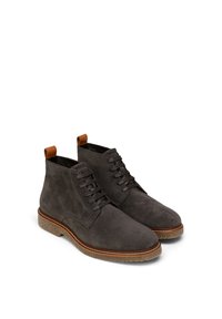 Grijze suède enkelboots met bruine leren accenten, ronde neuzen en vetersluiting. Heeft een gestructureerde zool en contrasterende rubberen afwerking.