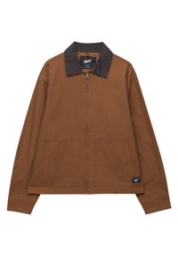 Brązowa kurtka na zamek z kontrastowym ciemnym kołnierzem, dwoma przednimi kieszeniami i metką na dolnym lewym rogu. Wykonana z mocnego materiału.