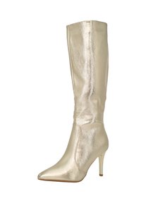 Bota metálica dorada hasta la rodilla con punta afilada, tacón de aguja y textura lisa. Detalles de costura a lo largo del costado.
