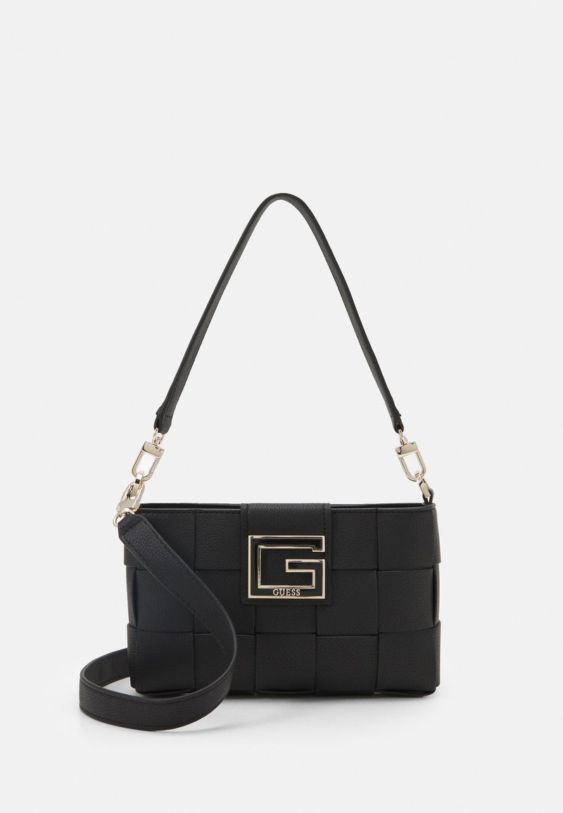 Czarna torebka o fakturowanej powierzchni z plecionym wzorem, złotymi okuciami i wyraźnym logo G. Posiada regulowany pasek na ramię.