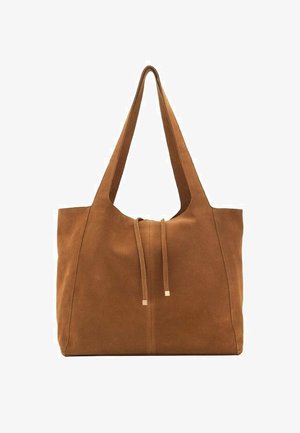 Bruine suede schoudertas met een brede opening, verlengde hengsels en een trekkoordsluiting met metalen accenten. Glad oppervlak met minimale naden.