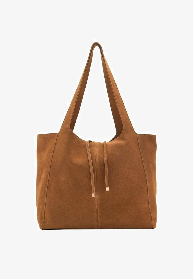 Borsa tote in suede marrone con un'ampia apertura, manici allungati e chiusura a coulisse con accenti metallici. Texture liscia con cuciture minime.