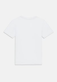 Λευκό κοντομάνικο μπλουζάκι με στρογγυλή λαιμόκοψη, φτιαγμένο από μαλακό βαμβακερό ύφασμα; δεν διαθέτει εκτυπώσεις ή διακοσμήσεις στην πλάτη.