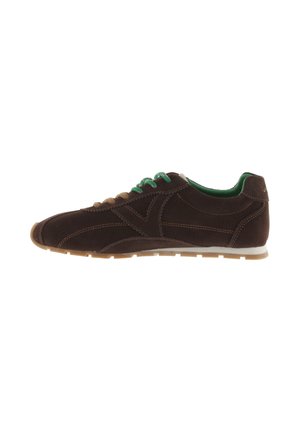 Zapatillas de ante marrón con cordones y forro verde, que presentan una suela de goma lisa y detalles de costura para mayor textura.