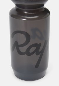 Szara cylindryczna butelka na wodę o błyszczącej powierzchni i czarnym, kursywą napisem "Ray" umieszczonym z boku. Gładka tekstura, minimalistyczny design.