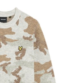 Pullover mit einem hellgrauen Grundton, der ein braunes und beiges Camouflage-Muster aufweist. Enthält ein kleines gelbes gesticktes Logo auf der Brust.
