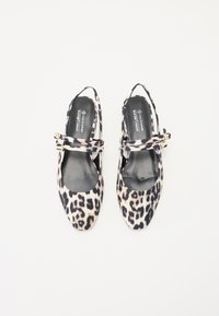 Leopardimustrilised kingad slingback-disainiga, terava nose ja kahe rihmaga, kus on kuldne riistvara. Materjal näeb välja tekstuurse ja pehmene.