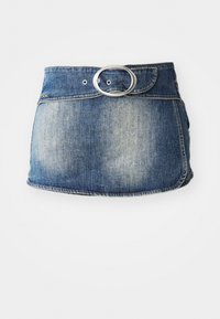 Denim mini krilo v zbledeli modri barvi, z širšo srebrno okroglo zaponko na pasu, z razcefranim robom in kontrastnim šivanjem.