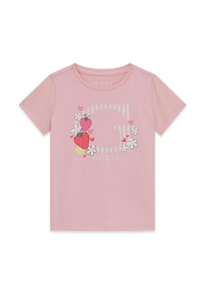 T-shirt rosa a maniche corte con una grande "G" bianca a strisce, fragole, fiori bianchi, piccoli cuori rossi e la scritta "GUESS" sul davanti.