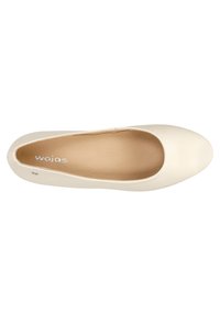 Scarpa piatta color beige chiaro con tomaia in pelle liscia e texturizzata e punta arrotondata. L'interno presenta una fodera morbida di colore naturale.