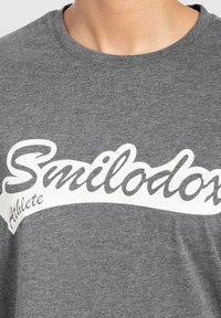 Smilodox UNISEX MACEY FRONT PRINT - Camiseta estampada - anthrazit melange