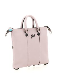 Borsa a mano in pelle rosa con due manici arrotondati, dettagli neri e logo frontale, caratterizzata da finiture metalliche e superficie testurizzata.