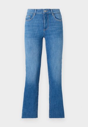 Μπλε τζιν παντελόνι με καμπάνα, μεσαίου ύψους μέση, πέντε τσέπες και κλασικό ασημένιο κουμπί. Λείο υφασμά.