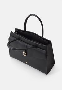 Schwarze Ledertasche mit strukturiertem Design, oberen Griffen, einem Reißverschluss-Innenfach und einem vorderen Klappverschluss, der mit einer goldfarbenen Schnalle gesichert ist.