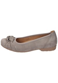Ballerine in suede grigio con dettaglio annodato sulla punta, frontale rotondo, suola in gomma bassa e accenti perforati lungo il bordo superiore.