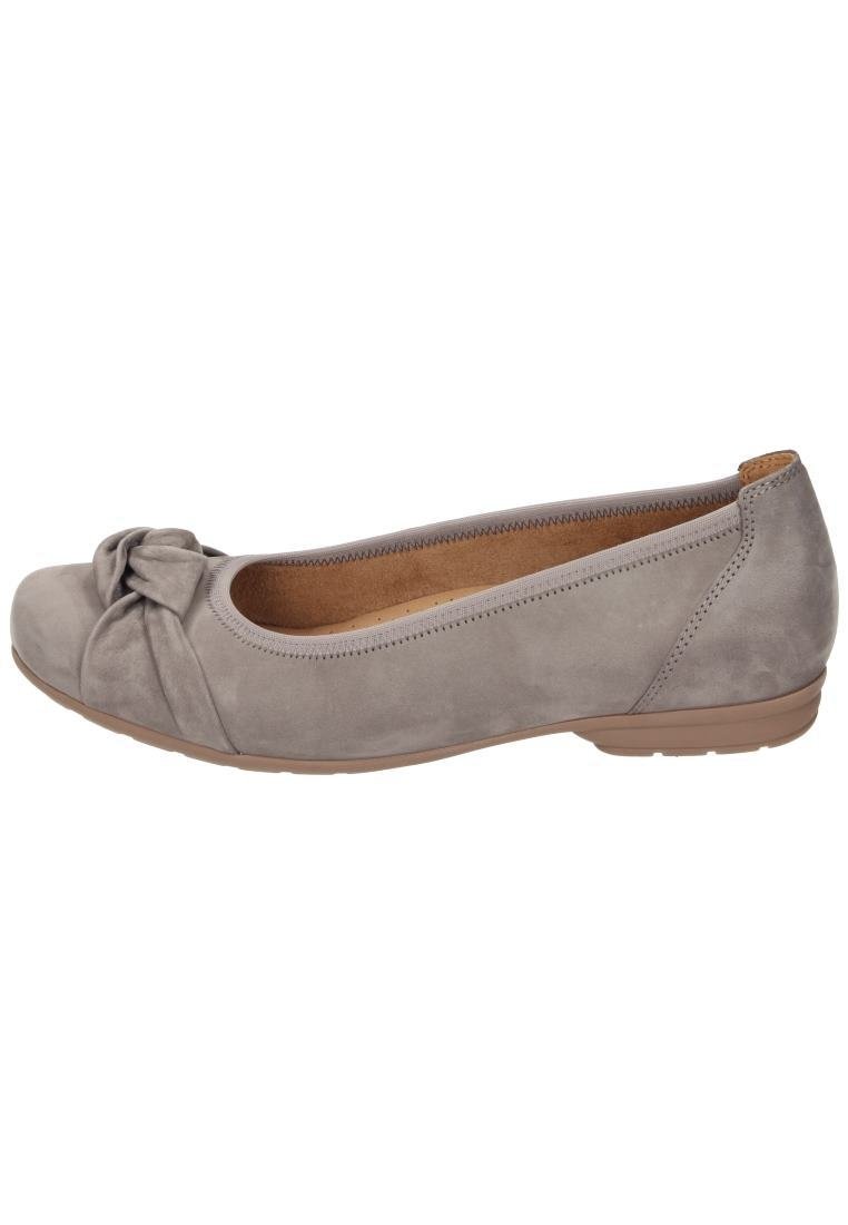 Ballerine in suede grigio con dettaglio annodato sulla punta, frontale rotondo, suola in gomma bassa e accenti perforati lungo il bordo superiore.