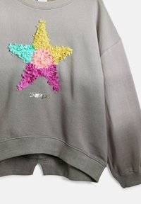 Grauer Pullover mit einem mehrfarbigen Stern aus strukturiertem Stoff in Pink, Gelb, Grün und Blau. Enthält das "Desigual"-Logo in metallischer Druck.