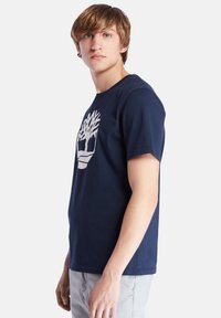 Timberland KENNEBEC RIVER TREE LOGO SHORT SLEEVE - Triko s potiskem - dark sapphire