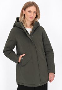 Tmavě zelená, kapucínová bunda se zipem a zapínán�ím na patenty, vybavená bočními kapsami a mírně oversized, uvolněným střihem. Hladká textura.