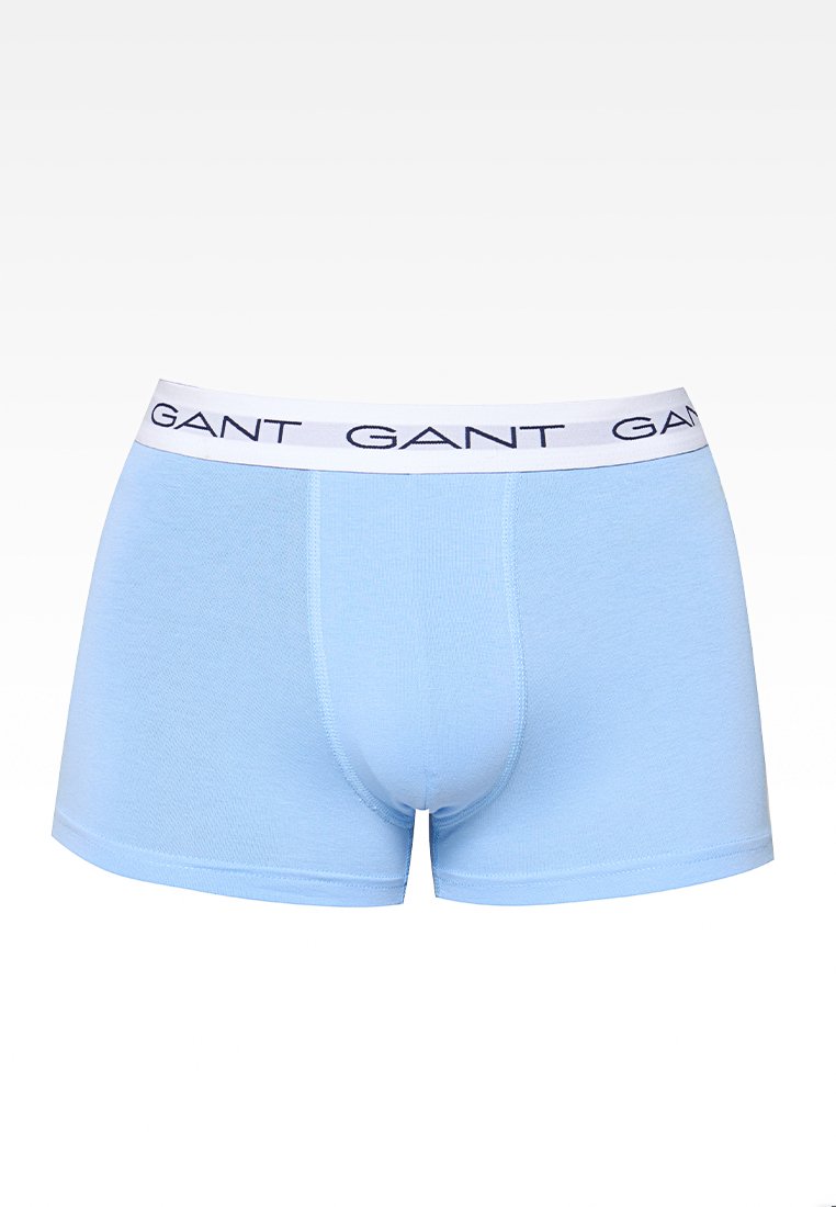 Hellblaue Herren-Boxershorts aus Polyester mit weißem elastischen Bund, der mit einem schwarzen "GANT"-Logo versehen ist, auf einem weißen Hintergrund präsentiert.