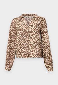 Blouse à manches longues boutonnée avec imprimé léopard marron et beige et col classique sur fond uni.